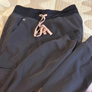 Figs joggers charcoal with light pink